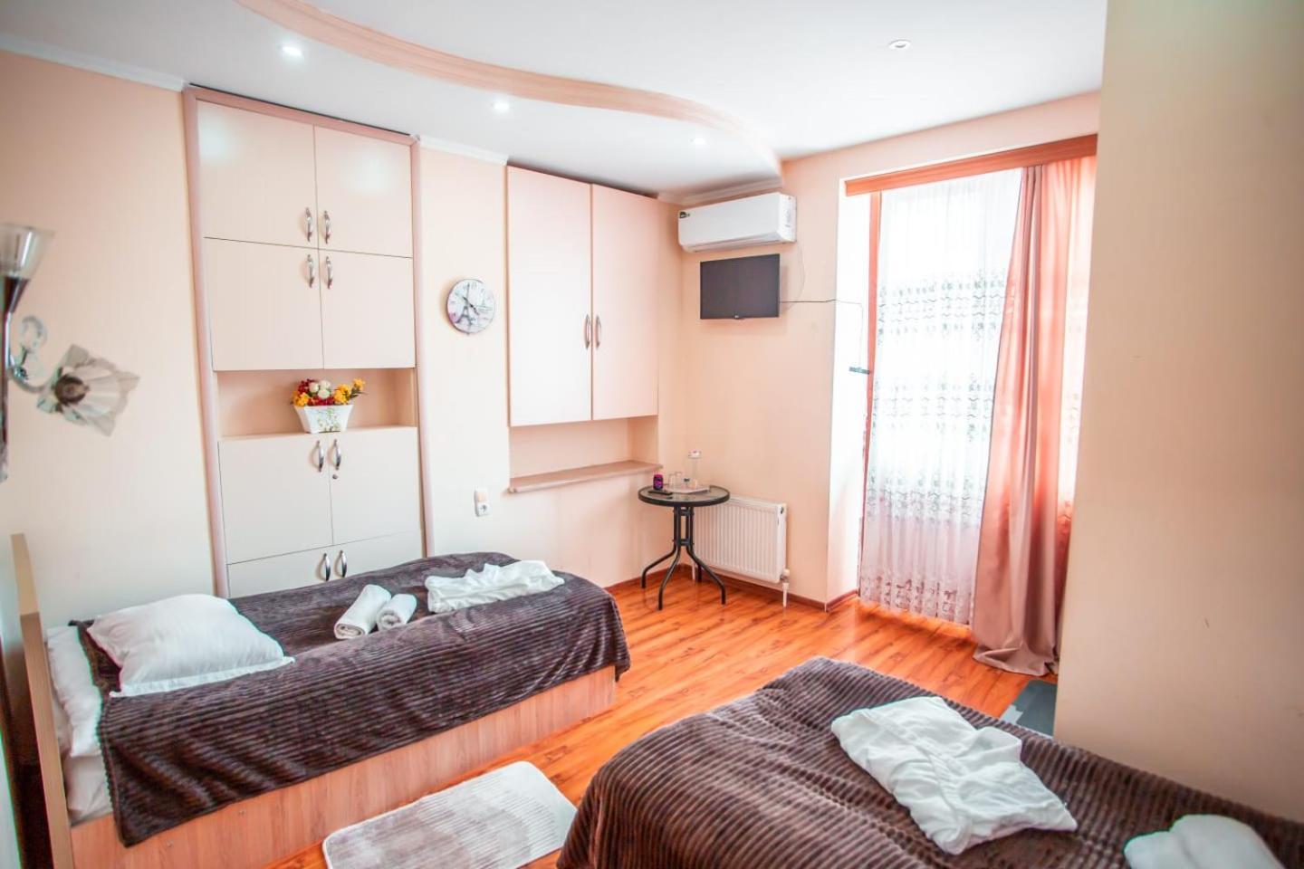 Hotel Caravan Palace Kutaisi Zewnętrze zdjęcie